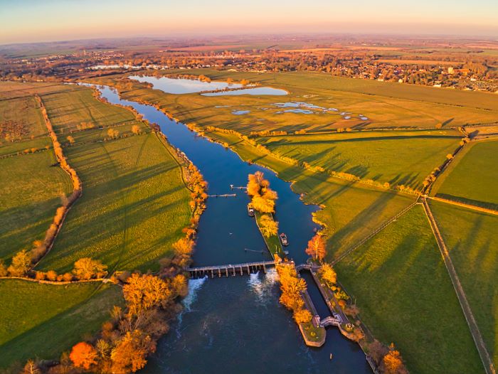 An ariel view of the Thames Path/Abingdon Lock on a sunny day.
