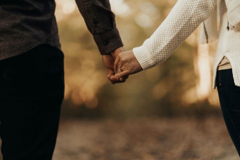 Hand-Holding-Scott-Broome